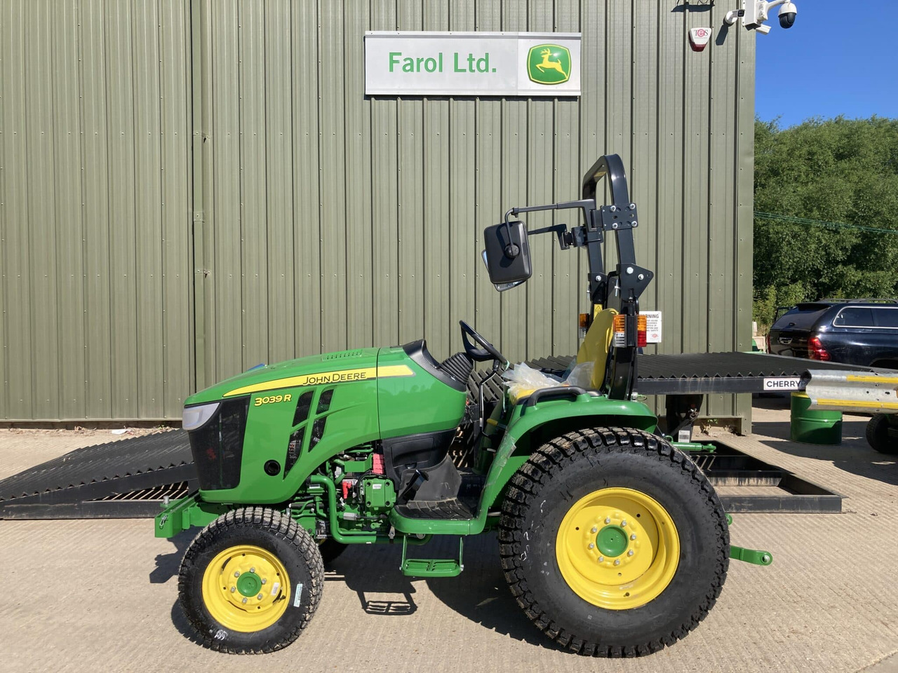John Deere 3039R compact tractor - Micro tracteur: photos 2 John Deere 3039R compact tractor - Micro tracteur: photos 2