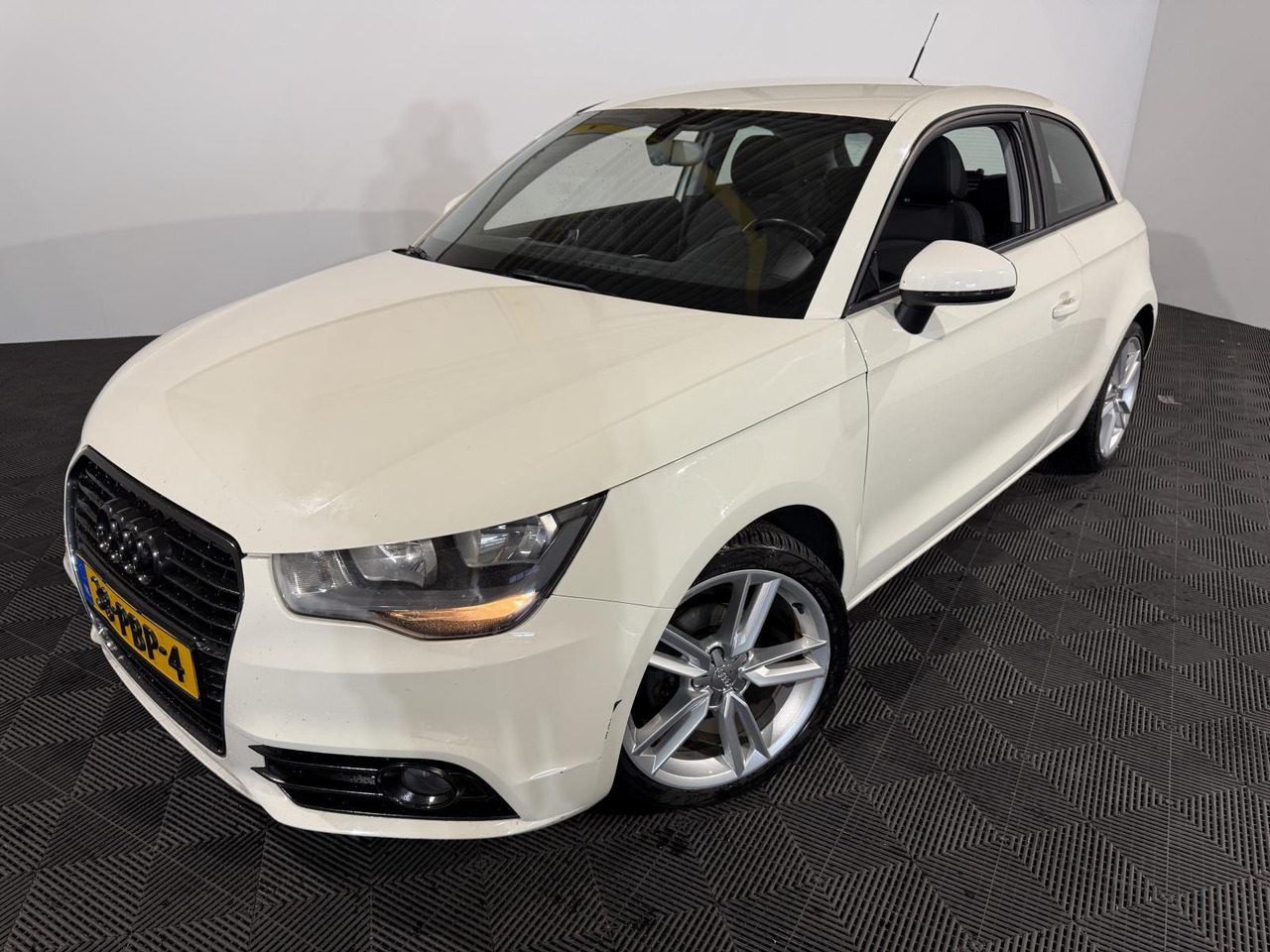 Audi | A1 | 1.2 TFSI Ambition Pro Line | 2011 | 173.570 km | 38PBP4 | Logisch - Voiture à hayon: photos 1 Audi | A1 | 1.2 TFSI Ambition Pro Line | 2011 | 173.570 km | 38PBP4 | Logisch - Voiture à hayon: photos 1