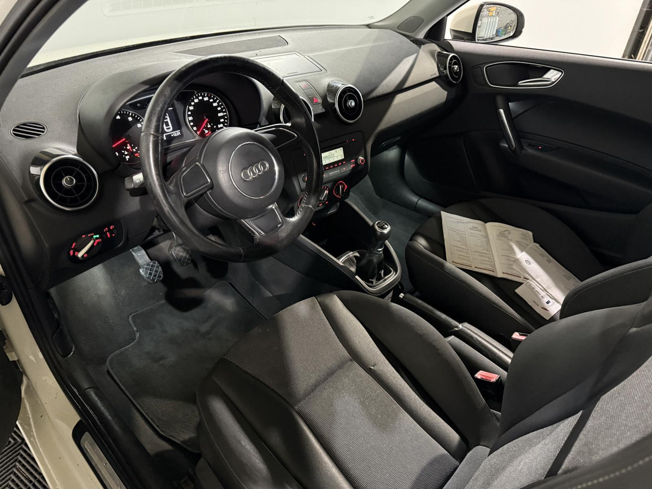 Audi | A1 | 1.2 TFSI Ambition Pro Line | 2011 | 173.570 km | 38PBP4 | Logisch - Voiture à hayon: photos 4 Audi | A1 | 1.2 TFSI Ambition Pro Line | 2011 | 173.570 km | 38PBP4 | Logisch - Voiture à hayon: photos 4