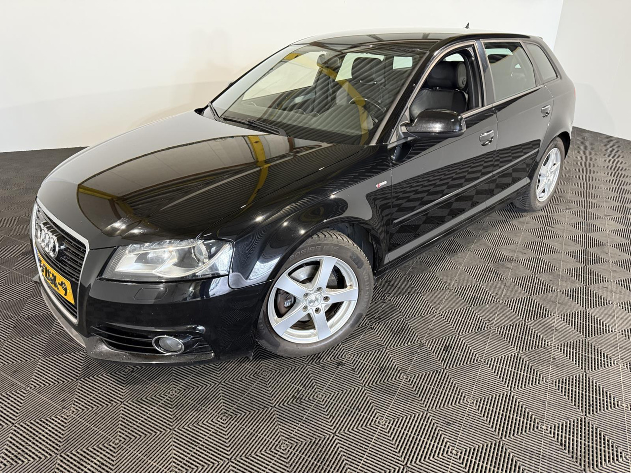 Audi A3 Sportback 1.2 TFSI S Line 35-ZGK-9 288.082 km - Voiture: photos 1 Audi A3 Sportback 1.2 TFSI S Line 35-ZGK-9 288.082 km - Voiture: photos 1