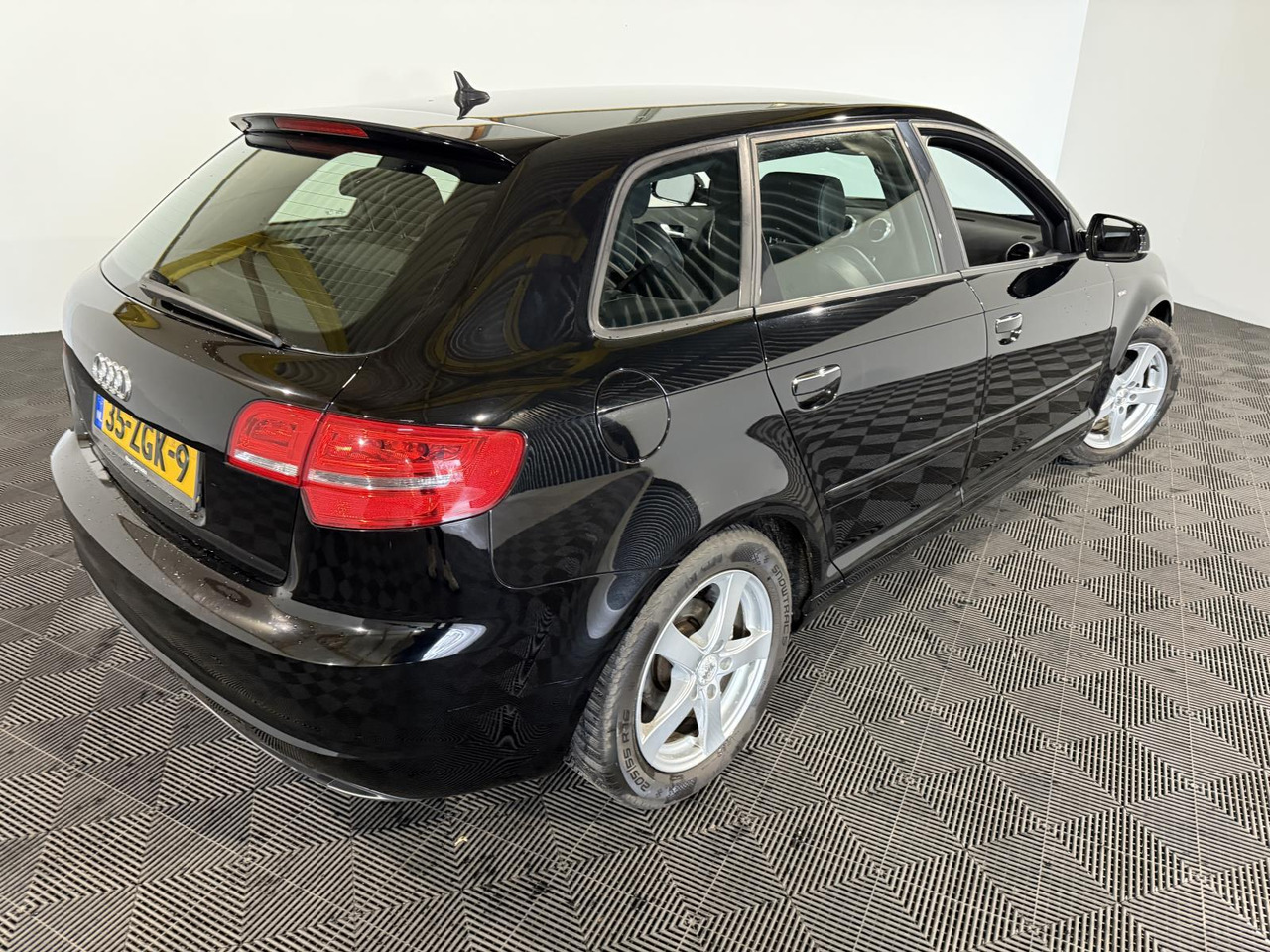Audi A3 Sportback 1.2 TFSI S Line 35-ZGK-9 288.082 km - Voiture: photos 2 Audi A3 Sportback 1.2 TFSI S Line 35-ZGK-9 288.082 km - Voiture: photos 2