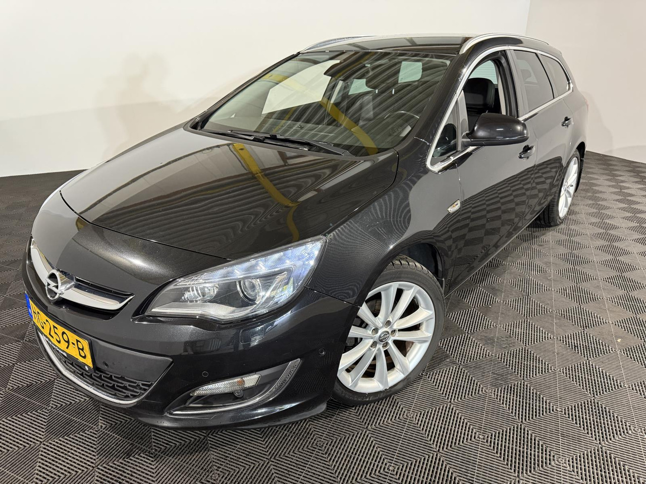 Opel | Astra Sports Tourer | 1.4 Turbo Sport + | 2015 | 218.258 km | HG259B | Logisch - Voiture: photos 1 Opel | Astra Sports Tourer | 1.4 Turbo Sport + | 2015 | 218.258 km | HG259B | Logisch - Voiture: photos 1