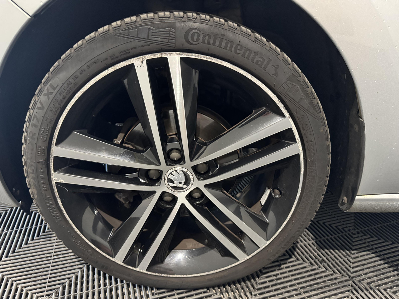 Skoda Rapid Spaceback 1.2 TSI Greentech Ambition Businessline | 2015 | 274.606 km |GH-920-F - Voiture à hayon: photos 2 Skoda Rapid Spaceback 1.2 TSI Greentech Ambition Businessline | 2015 | 274.606 km |GH-920-F - Voiture à hayon: photos 2