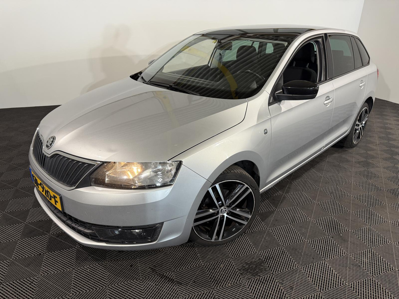 Skoda Rapid Spaceback 1.2 TSI Greentech Ambition Businessline | 2015 | 274.606 km |GH-920-F - Voiture à hayon: photos 1 Skoda Rapid Spaceback 1.2 TSI Greentech Ambition Businessline | 2015 | 274.606 km |GH-920-F - Voiture à hayon: photos 1