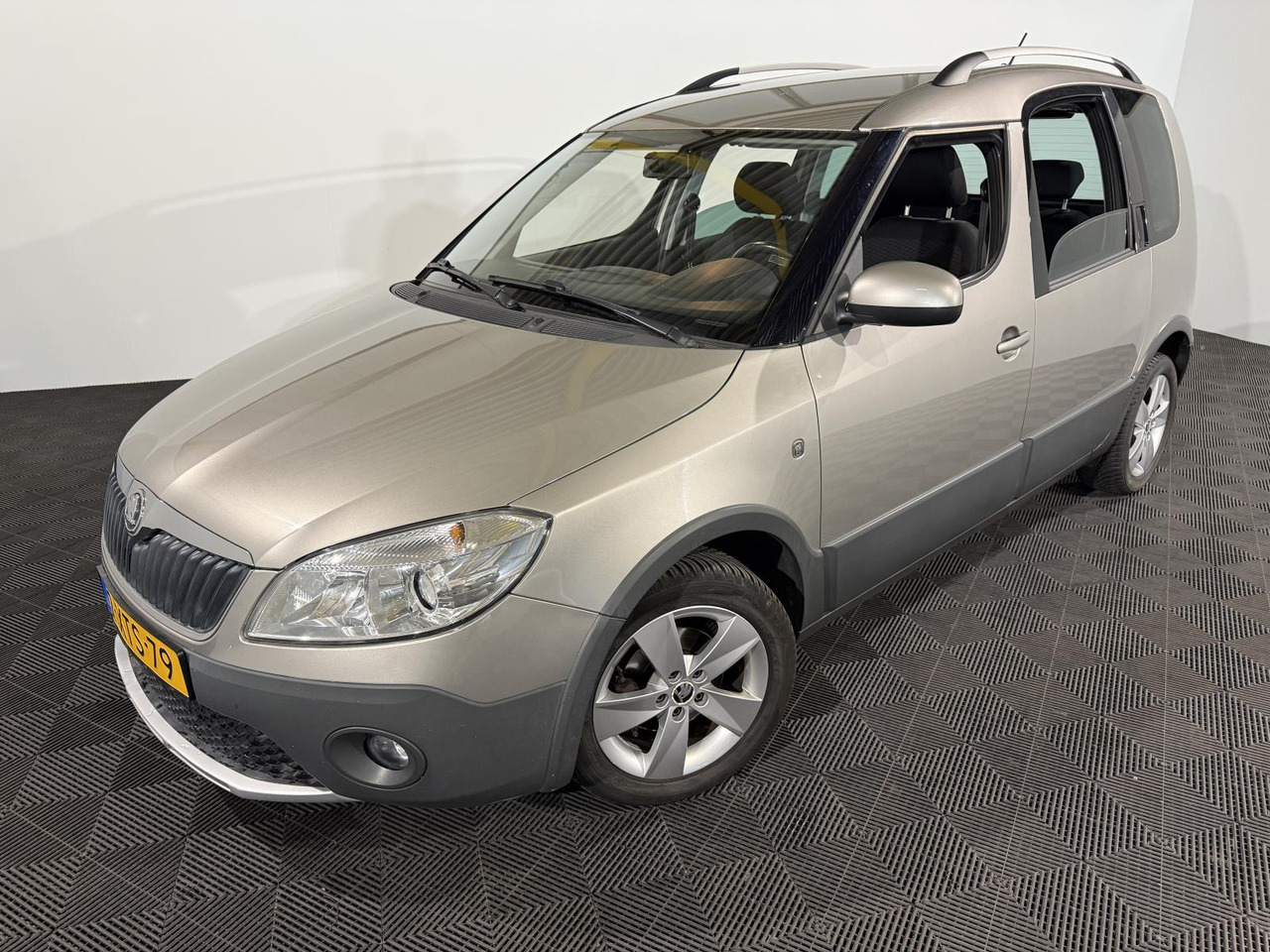 Skoda Roomster 1.2 TSI Drive | 2015 | 119.156 km | 2-XTS-79 - Voiture: photos 1 Skoda Roomster 1.2 TSI Drive | 2015 | 119.156 km | 2-XTS-79 - Voiture: photos 1