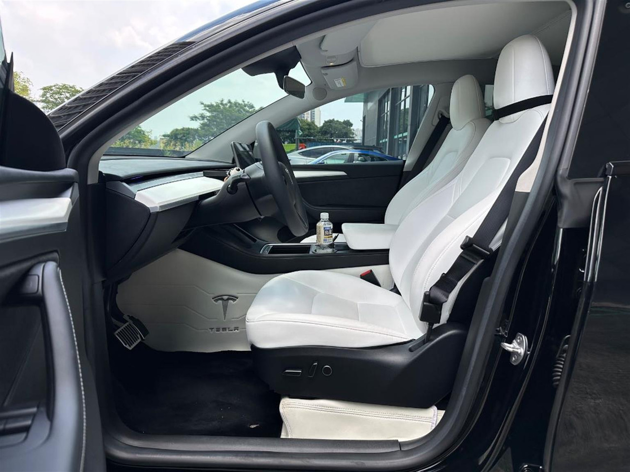 TESLA MODEL Y - Voiture: photos 2 TESLA MODEL Y - Voiture: photos 2