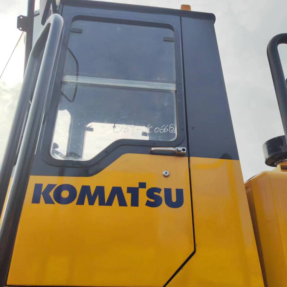 KOMATSU WA380 - Chargeuse sur pneus: photos 5 KOMATSU WA380 - Chargeuse sur pneus: photos 5