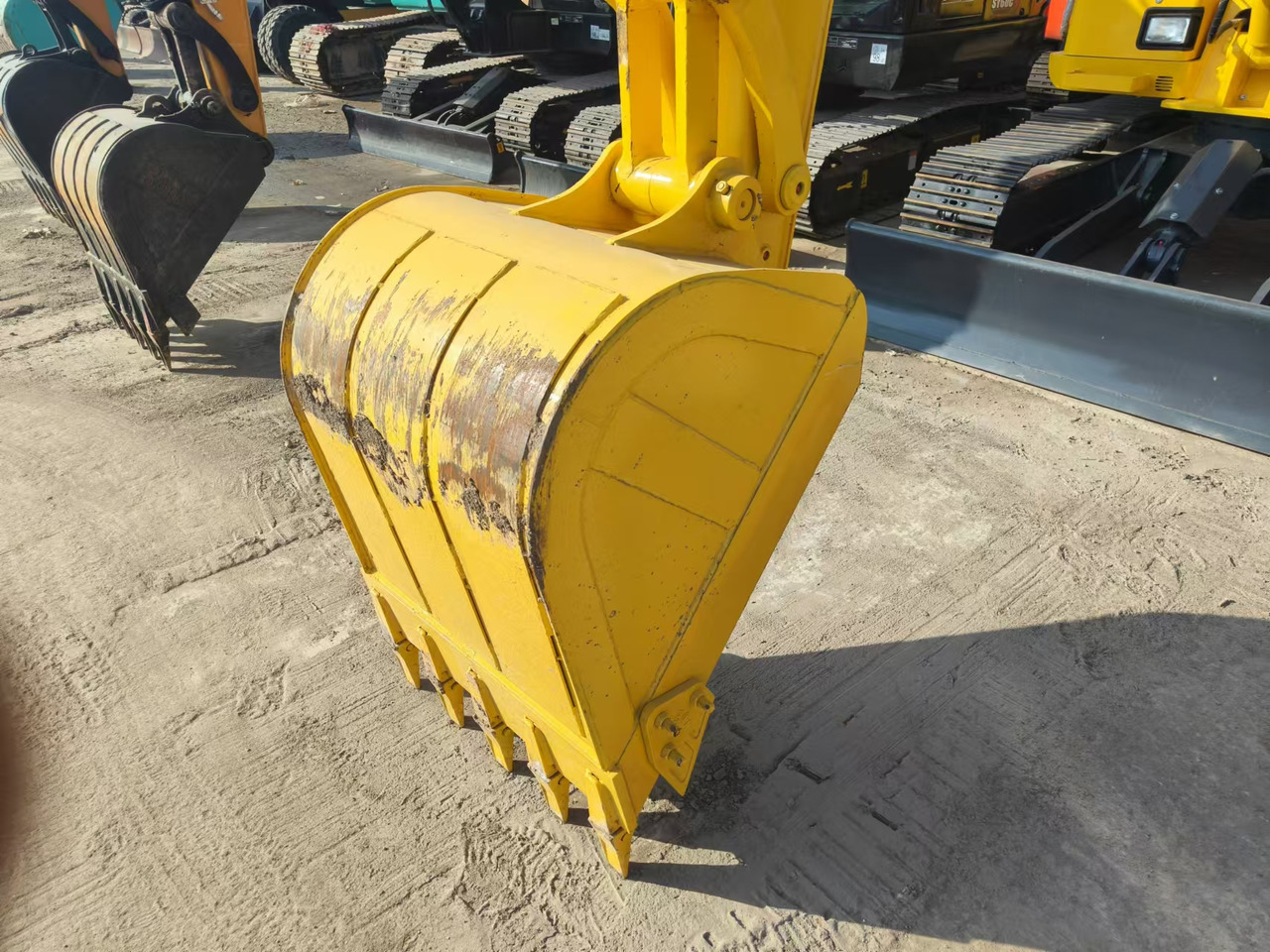 KOMATSU pc210 - Pelle sur chenille: photos 3 KOMATSU pc210 - Pelle sur chenille: photos 3