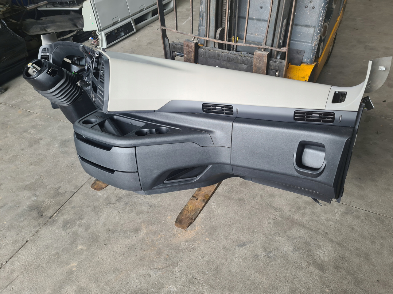 FORD KONSOLA KOMPLETNA KOKPIT DESKA ROZDZIELCZA STELAŻ FORD F-MAX 500 TRUCKS - Panel de instrumentos pour Camion: photos 3 FORD KONSOLA KOMPLETNA KOKPIT DESKA ROZDZIELCZA STELAŻ FORD F-MAX 500 TRUCKS - Panel de instrumentos pour Camion: photos 3