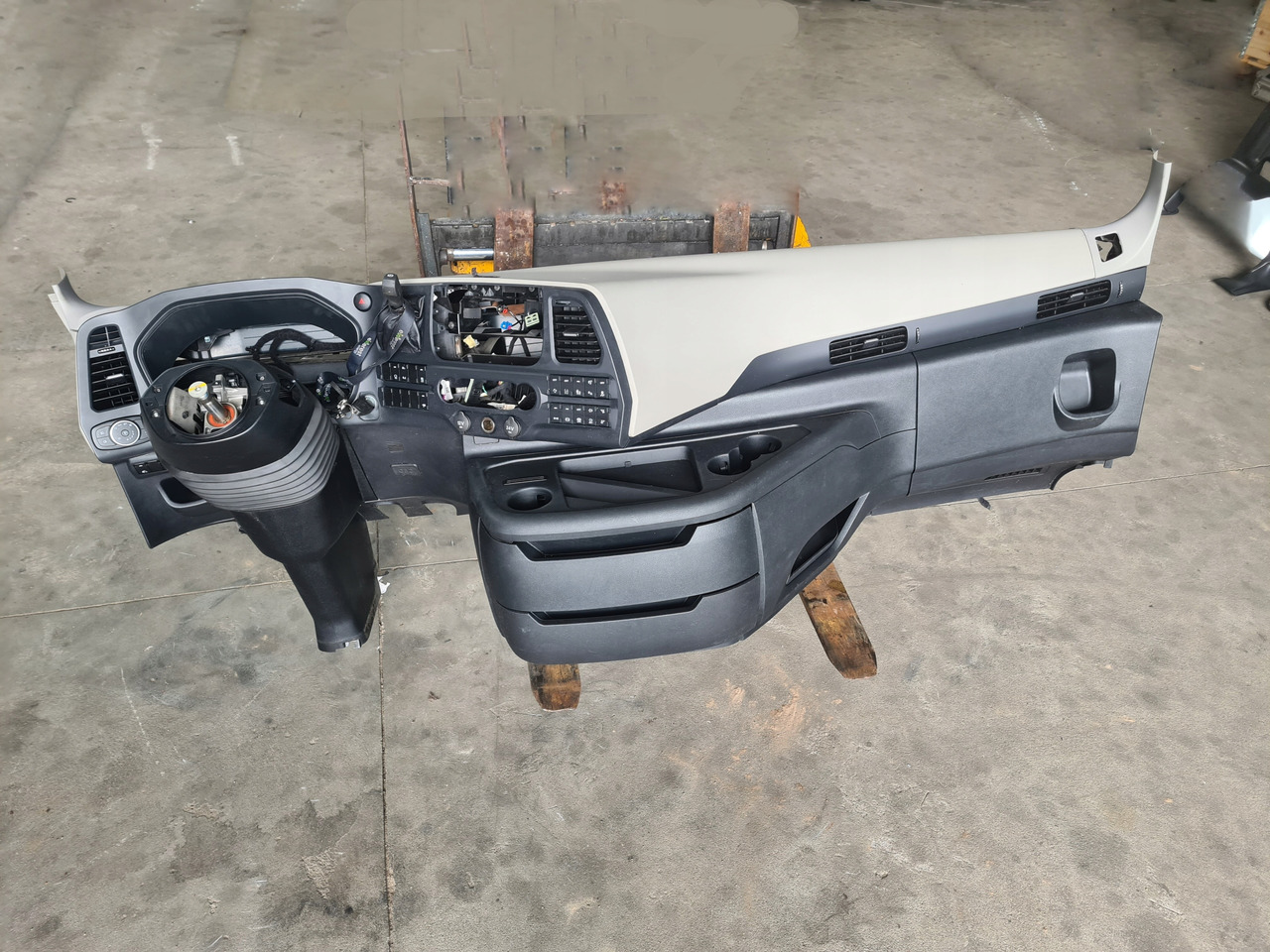 FORD KONSOLA KOMPLETNA KOKPIT DESKA ROZDZIELCZA STELAŻ FORD F-MAX 500 TRUCKS - Panel de instrumentos pour Camion: photos 1 FORD KONSOLA KOMPLETNA KOKPIT DESKA ROZDZIELCZA STELAŻ FORD F-MAX 500 TRUCKS - Panel de instrumentos pour Camion: photos 1