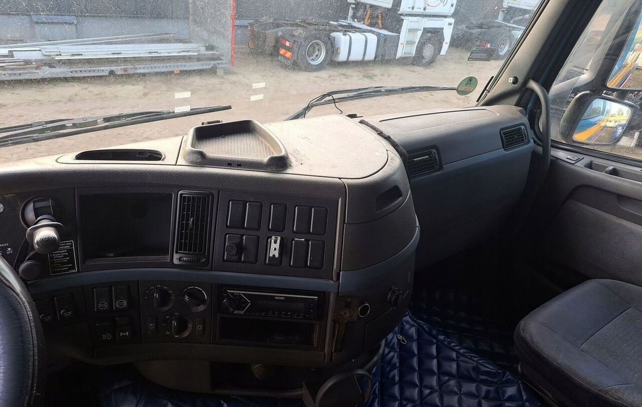 KONSOLA KOMPLETNA KOKPIT DESKA VOLVO FH 12 13 - Panel de instrumentos pour Camion: photos 2 KONSOLA KOMPLETNA KOKPIT DESKA VOLVO FH 12 13 - Panel de instrumentos pour Camion: photos 2
