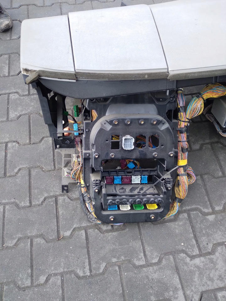 RENAULT KONSOLA DESKA ROZDZIELCZA PRZEKŁADKA ANGLIKA RENAULT LANDER KERAX MIDLUM - Panel de instrumentos pour Camion: photos 4 RENAULT KONSOLA DESKA ROZDZIELCZA PRZEKŁADKA ANGLIKA RENAULT LANDER KERAX MIDLUM - Panel de instrumentos pour Camion: photos 4