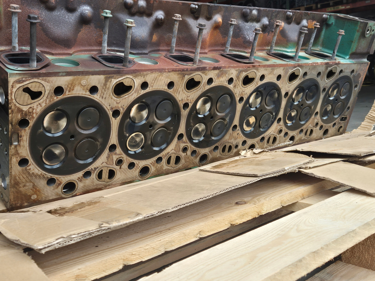 VOLVO GŁOWICA SILNIKA D13K TURBOCOMPOUND RENAULT GAMA EVO VOLVO FH 5 FH4 23436289 - Culasse pour Camion: photos 2 VOLVO GŁOWICA SILNIKA D13K TURBOCOMPOUND RENAULT GAMA EVO VOLVO FH 5 FH4 23436289 - Culasse pour Camion: photos 2