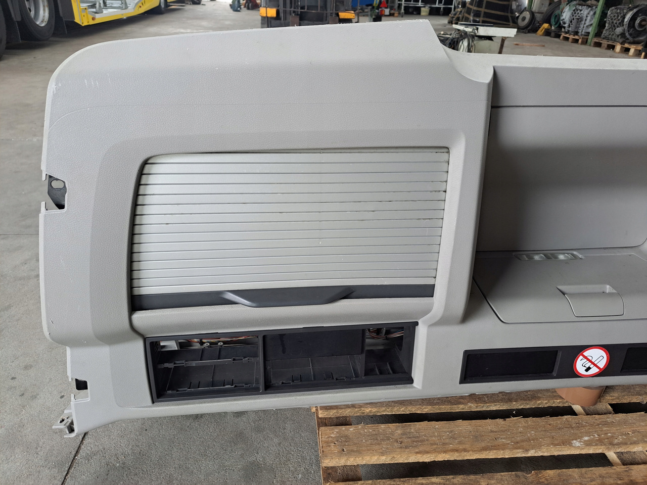 VOLVO PÓŁKA KONSOLA GÓRNA SCHOWEK VOLVO FH 13 LIFT VOLVO FM KABINA XL - Cabine et intérieur pour Camion: photos 2 VOLVO PÓŁKA KONSOLA GÓRNA SCHOWEK VOLVO FH 13 LIFT VOLVO FM KABINA XL - Cabine et intérieur pour Camion: photos 2