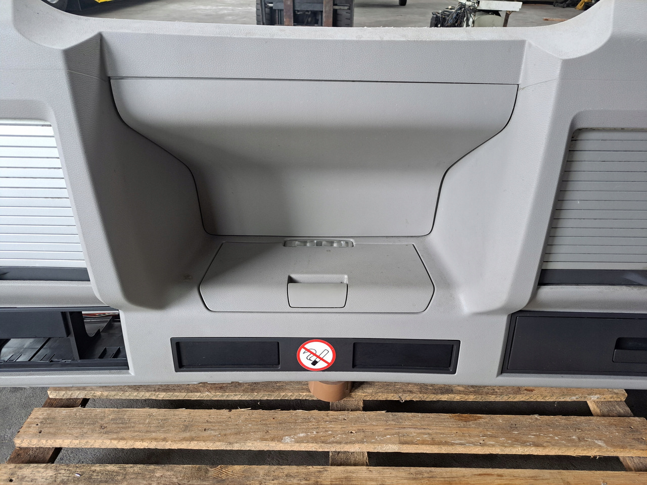 VOLVO PÓŁKA KONSOLA GÓRNA SCHOWEK VOLVO FH 13 LIFT VOLVO FM KABINA XL - Cabine et intérieur pour Camion: photos 3 VOLVO PÓŁKA KONSOLA GÓRNA SCHOWEK VOLVO FH 13 LIFT VOLVO FM KABINA XL - Cabine et intérieur pour Camion: photos 3