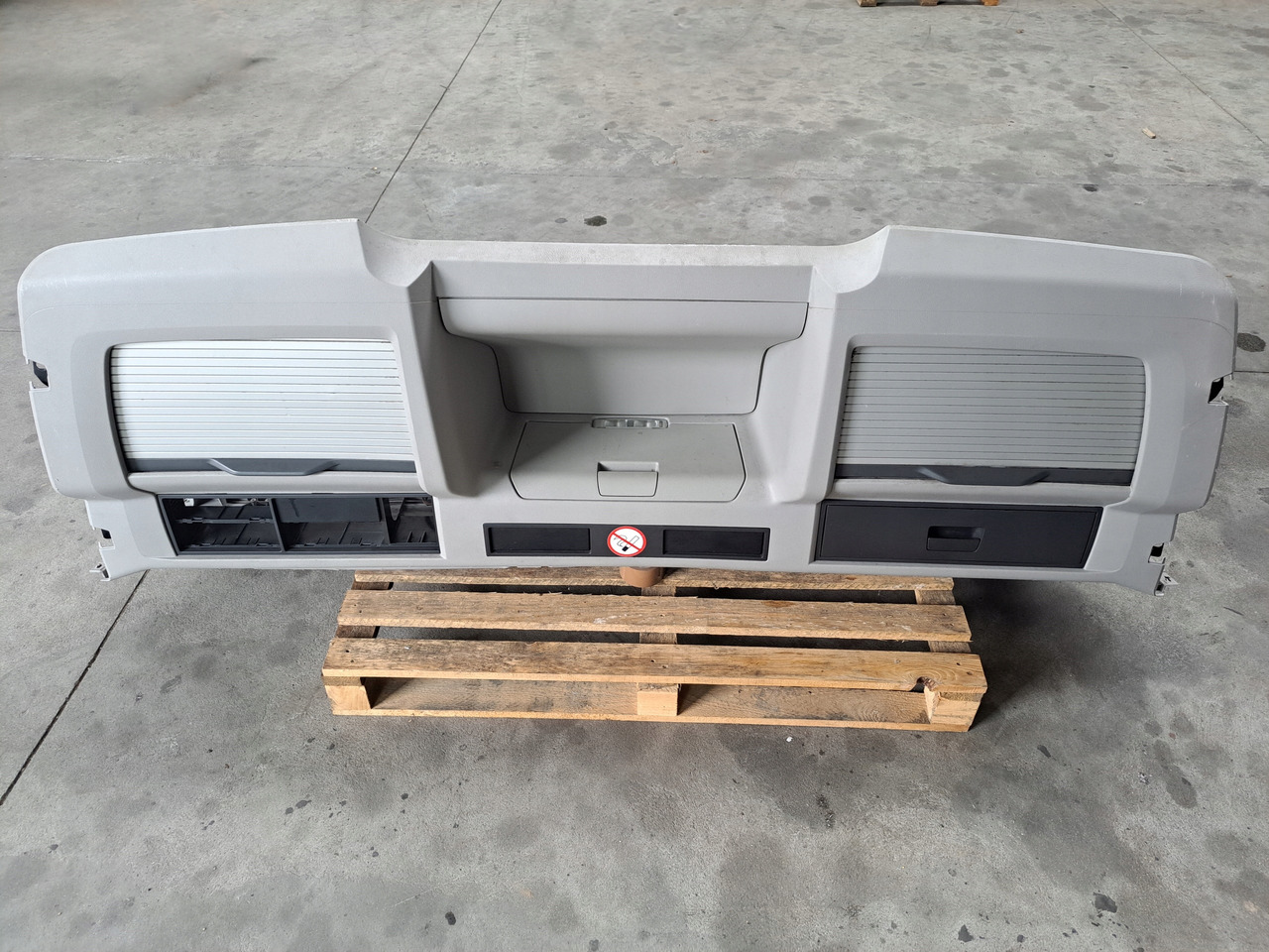 VOLVO PÓŁKA KONSOLA GÓRNA SCHOWEK VOLVO FH 13 LIFT VOLVO FM KABINA XL - Cabine et intérieur pour Camion: photos 1 VOLVO PÓŁKA KONSOLA GÓRNA SCHOWEK VOLVO FH 13 LIFT VOLVO FM KABINA XL - Cabine et intérieur pour Camion: photos 1