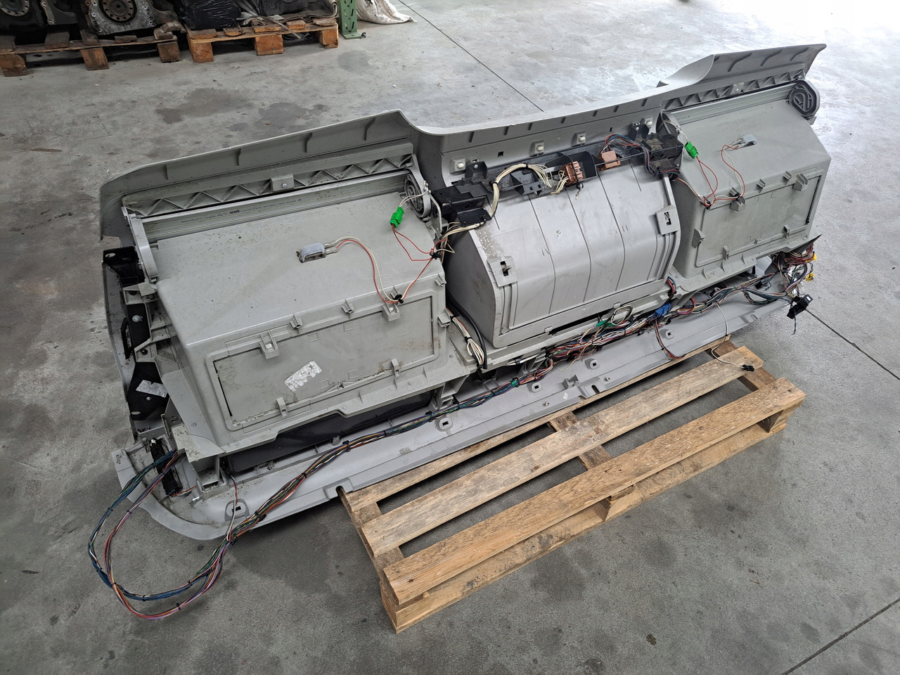 VOLVO PÓŁKA KONSOLA GÓRNA SCHOWEK VOLVO FH 13 LIFT VOLVO FM KABINA XL - Cabine et intérieur pour Camion: photos 5 VOLVO PÓŁKA KONSOLA GÓRNA SCHOWEK VOLVO FH 13 LIFT VOLVO FM KABINA XL - Cabine et intérieur pour Camion: photos 5