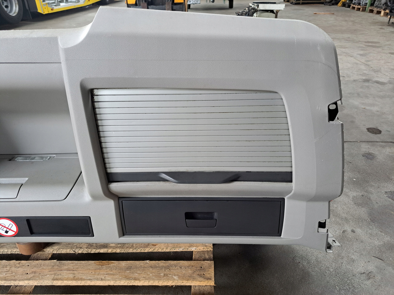 VOLVO PÓŁKA KONSOLA GÓRNA SCHOWEK VOLVO FH 13 LIFT VOLVO FM KABINA XL - Cabine et intérieur pour Camion: photos 4 VOLVO PÓŁKA KONSOLA GÓRNA SCHOWEK VOLVO FH 13 LIFT VOLVO FM KABINA XL - Cabine et intérieur pour Camion: photos 4