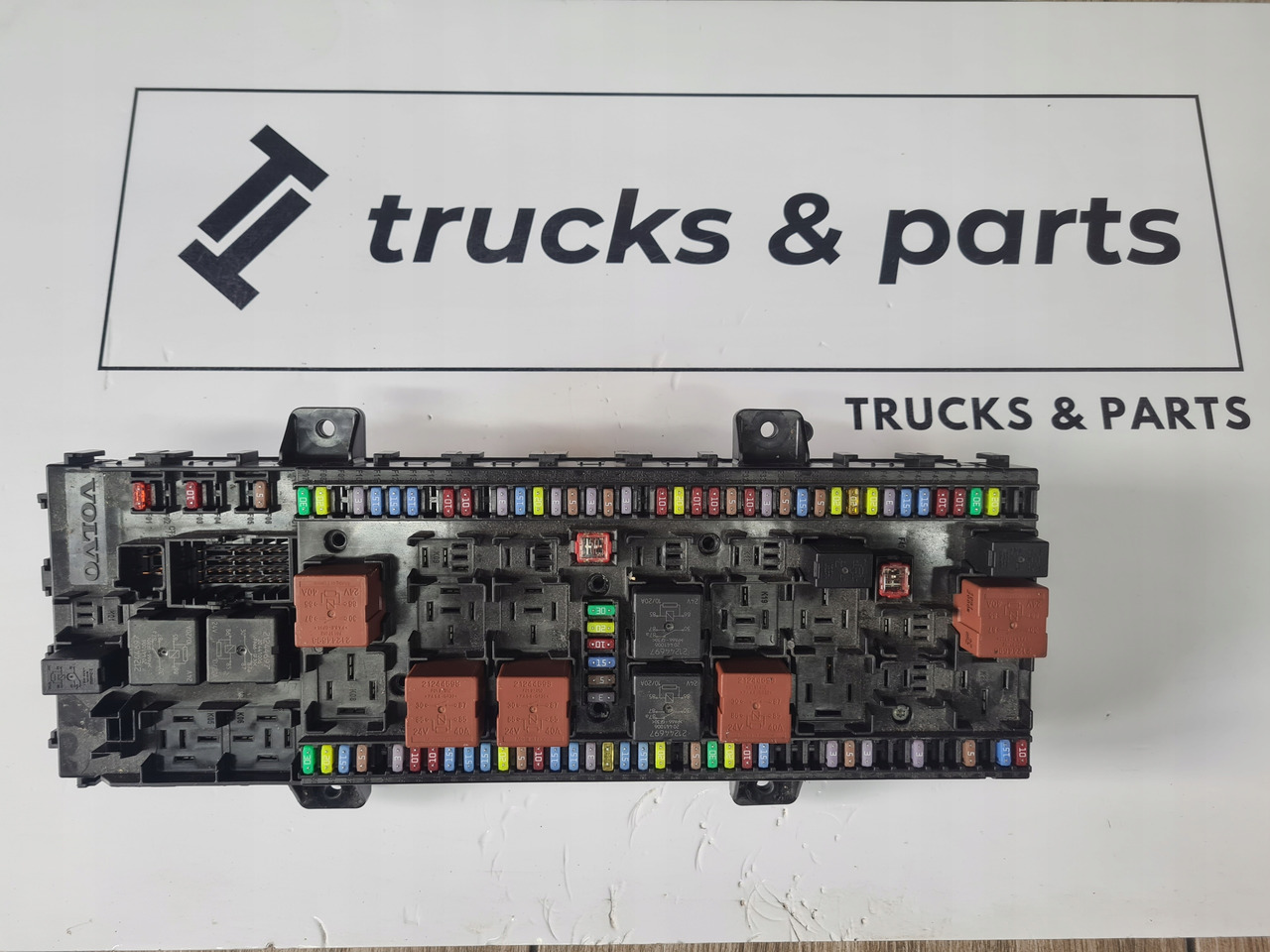 VOLVO TABLICA PŁYTA SKRZYNKA BEZPIECZNIKÓW VOLVO FH 5 FM 5 FMX 23050388 - Fusible pour Camion: photos 1 VOLVO TABLICA PŁYTA SKRZYNKA BEZPIECZNIKÓW VOLVO FH 5 FM 5 FMX 23050388 - Fusible pour Camion: photos 1