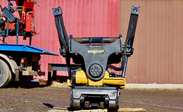 EngconEngcon EC233S-QS80-SS10 - Tiltrotator: photos 3 EngconEngcon EC233S-QS80-SS10 - Tiltrotator: photos 3