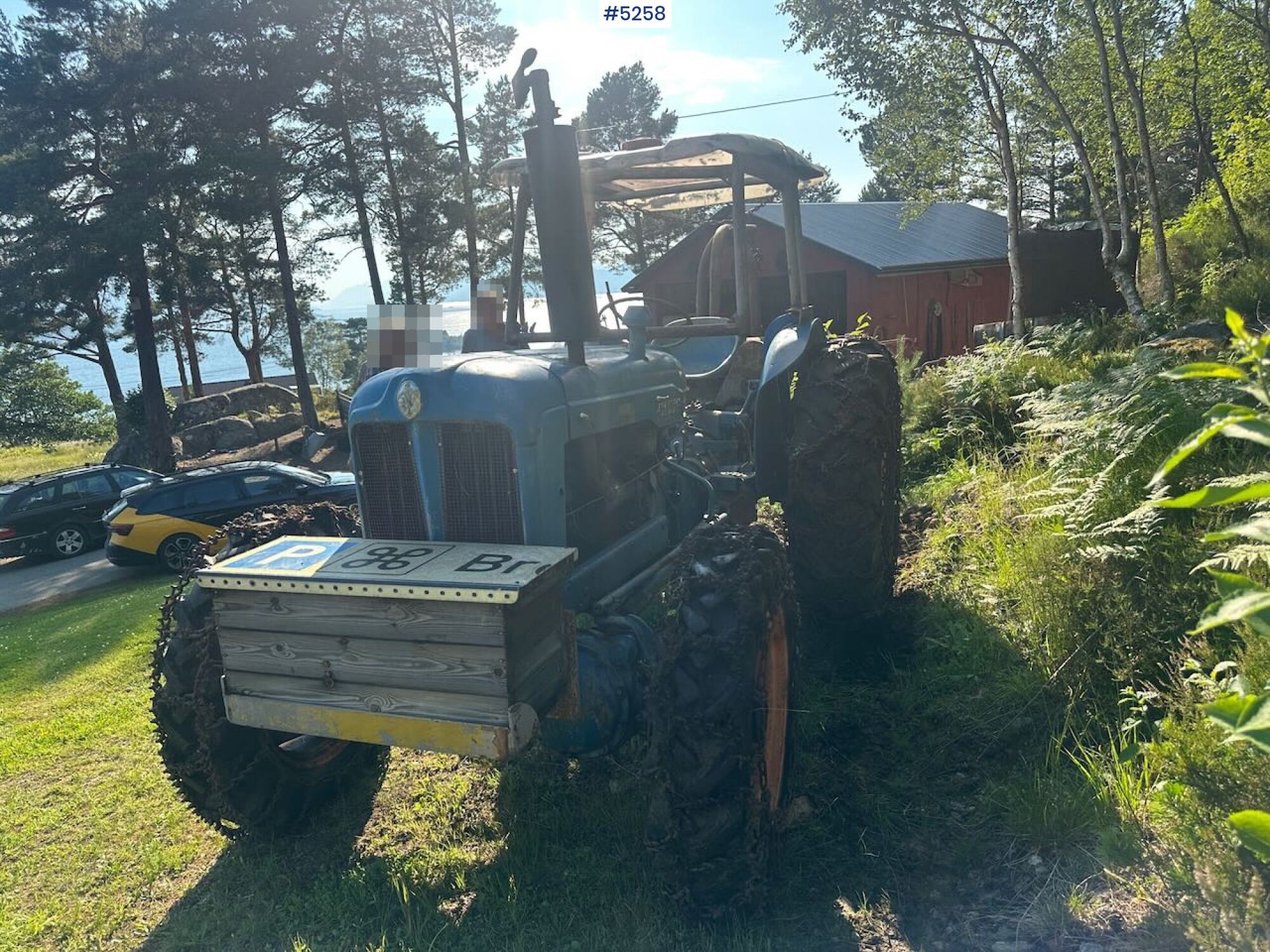 1963 Fordson Major 4x4 with splitter gearbox, Ako winch, and tire chains. SEE VIDEO. - Tracteur agricole: photos 5 1963 Fordson Major 4x4 with splitter gearbox, Ako winch, and tire chains. SEE VIDEO. - Tracteur agricole: photos 5