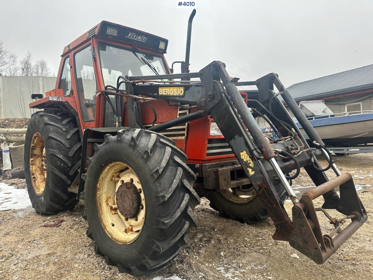 1982 Fiat 780 DT w/ front loader, snow shovel, chains, top link, triangle and extra set of twin wheels. - Tracteur agricole: photos 1 1982 Fiat 780 DT w/ front loader, snow shovel, chains, top link, triangle and extra set of twin wheels. - Tracteur agricole: photos 1
