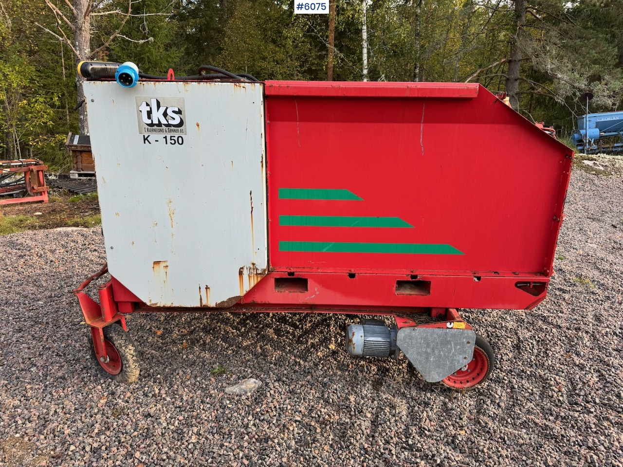 2000 TKS K-150 Round bale cutter with wheel drive. - Matériel de fenaison: photos 1 2000 TKS K-150 Round bale cutter with wheel drive. - Matériel de fenaison: photos 1