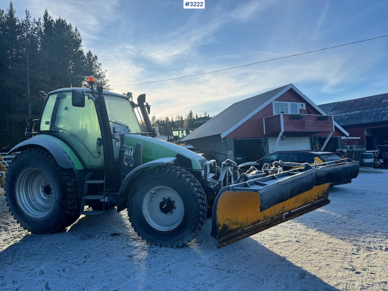 Tracteur agricole 2001 Deutz-Fahr Agrotron 120 4x4 tractor with front loader, 2 sets of tires, snowplow mount, and blade.