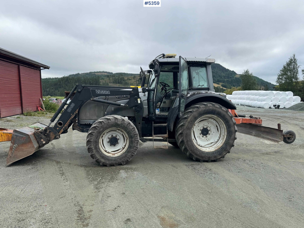 2004 Valtra M120-4 w/ loader and bucket - Tracteur agricole: photos 2 2004 Valtra M120-4 w/ loader and bucket - Tracteur agricole: photos 2