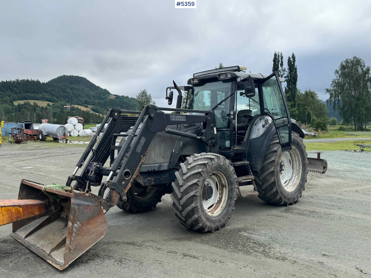 2004 Valtra M120-4 w/ loader and bucket - Tracteur agricole: photos 1 2004 Valtra M120-4 w/ loader and bucket - Tracteur agricole: photos 1