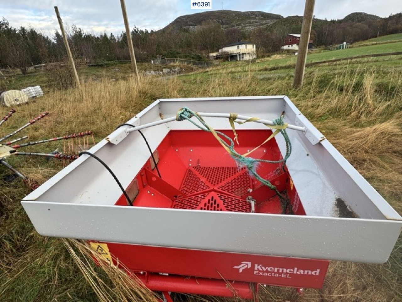 2016 Kverneland fertilizer spreader. Repair object. - Distributeur d'engrais: photos 2 2016 Kverneland fertilizer spreader. Repair object. - Distributeur d'engrais: photos 2