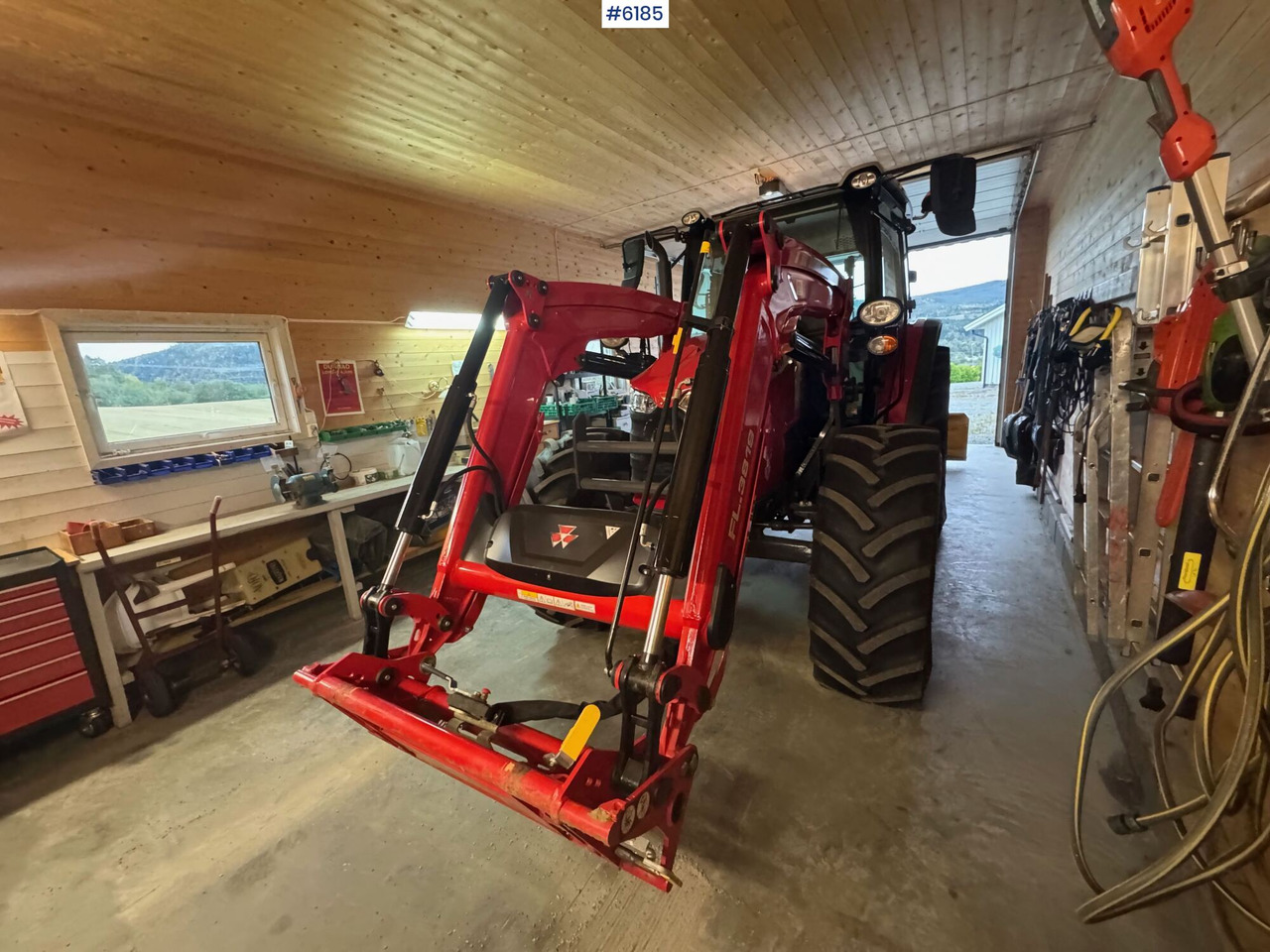 2023 Massey Ferguson 5711M Dyna w/ loader with 3rd function. Only 115 hours! - Tracteur agricole: photos 5 2023 Massey Ferguson 5711M Dyna w/ loader with 3rd function. Only 115 hours! - Tracteur agricole: photos 5