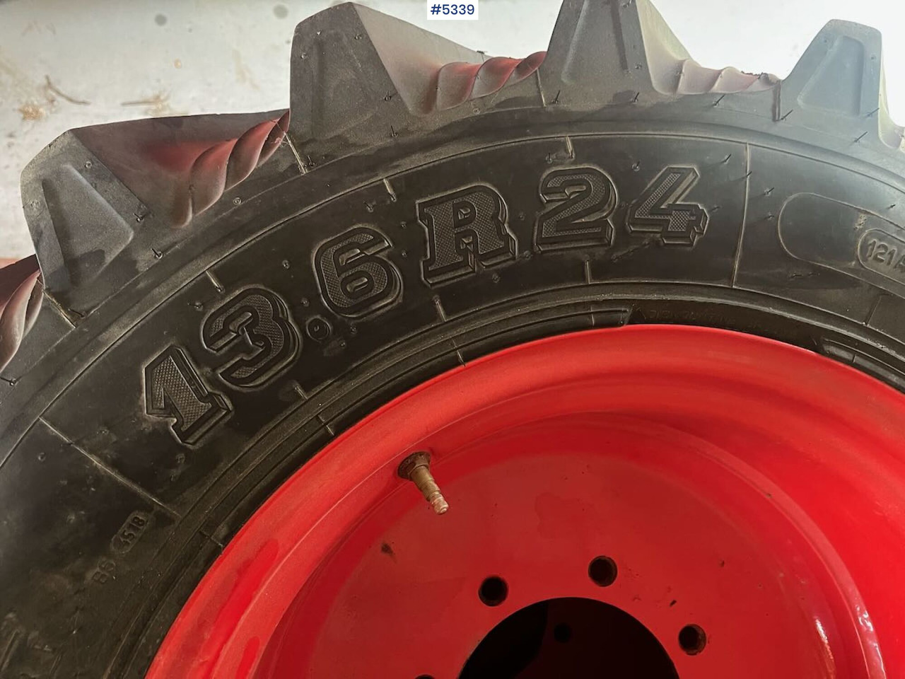 4 tractor tires with studs - Pneu pour Tracteur agricole: photos 2 4 tractor tires with studs - Pneu pour Tracteur agricole: photos 2