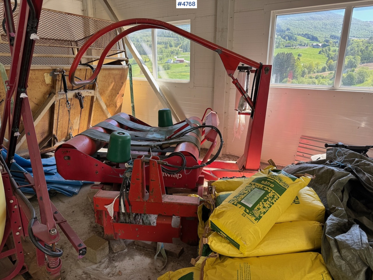 Matériel de fenaison Kverneland 7581 round bale wrapper