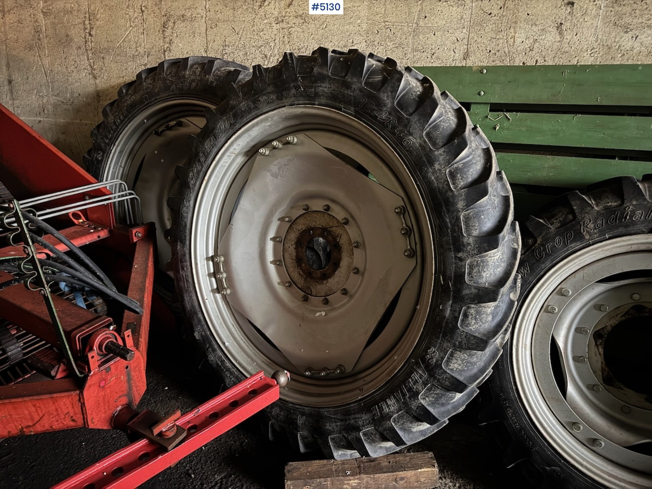 Sprayer wheels 12.4 R46 and 11.2 R32 - Pulvérisateur: photos 1 Sprayer wheels 12.4 R46 and 11.2 R32 - Pulvérisateur: photos 1
