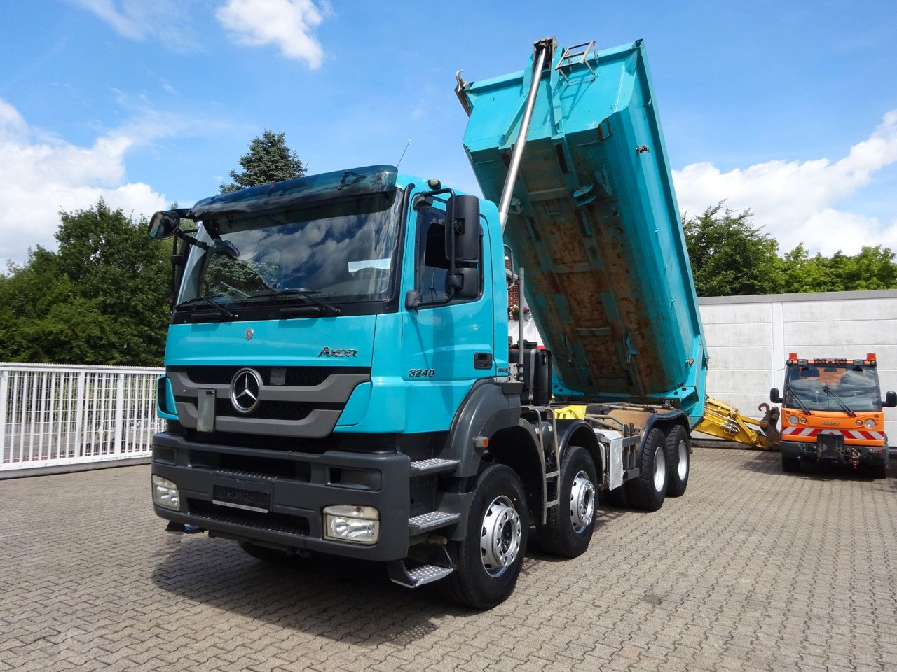 Mercedes-Benz 3240 Axor Muldenkipper 8x4 - Camion benne: photos 1 Mercedes-Benz 3240 Axor Muldenkipper 8x4 - Camion benne: photos 1