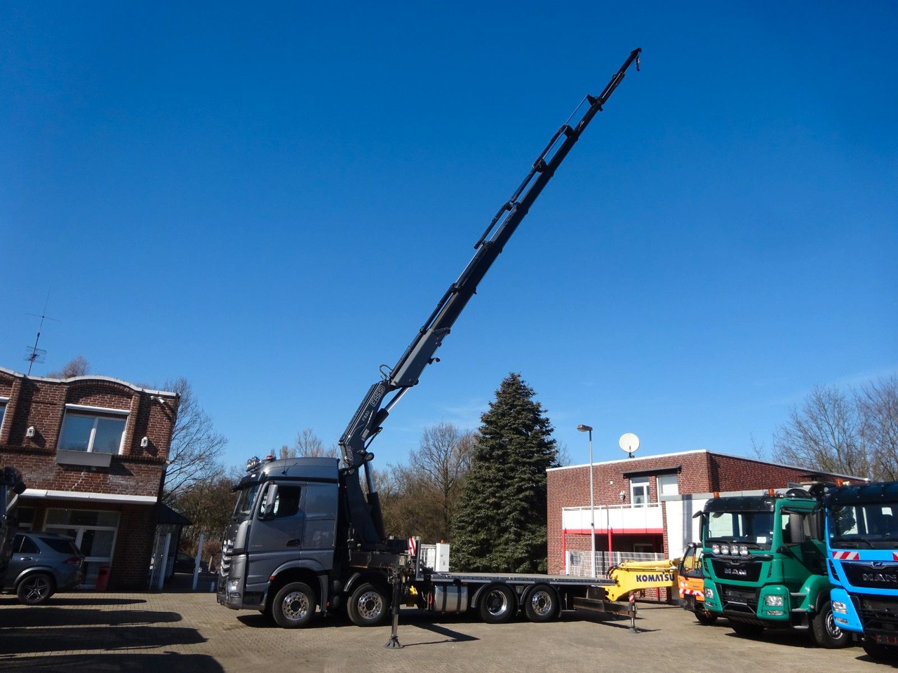 Mercedes-Benz 3453 Plattform + Fassi F820 Kran 8x2 Mercedes-Benz 3453 FASSI F820 Kran 8x Hydr. Ausschub - Camion grue, Camion plateau: photos 1 Mercedes-Benz 3453 Plattform + Fassi F820 Kran 8x2 Mercedes-Benz 3453 FASSI F820 Kran 8x Hydr. Ausschub - Camion grue, Camion plateau: photos 1