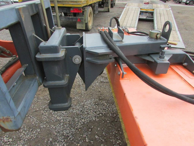 Tuchel Profi 600-230 Kehrbesen / 6.500 EUR - Accessoire pour Engins de chantier: photos 4 Tuchel Profi 600-230 Kehrbesen / 6.500 EUR - Accessoire pour Engins de chantier: photos 4