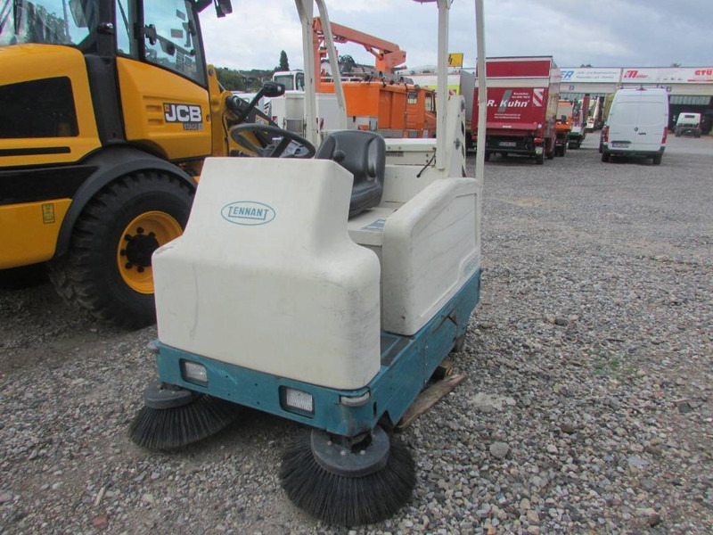 TENNANT 6200U01 964 Kehrmaschine 1.000 EUR - Balayeuse de voirie: photos 2 TENNANT 6200U01 964 Kehrmaschine 1.000 EUR - Balayeuse de voirie: photos 2
