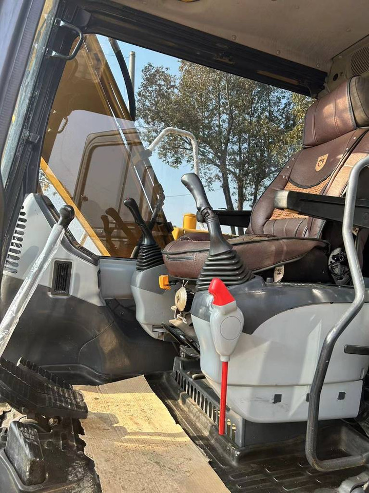 KOMATSU PC 130-8 - Pelle sur chenille: photos 5 KOMATSU PC 130-8 - Pelle sur chenille: photos 5