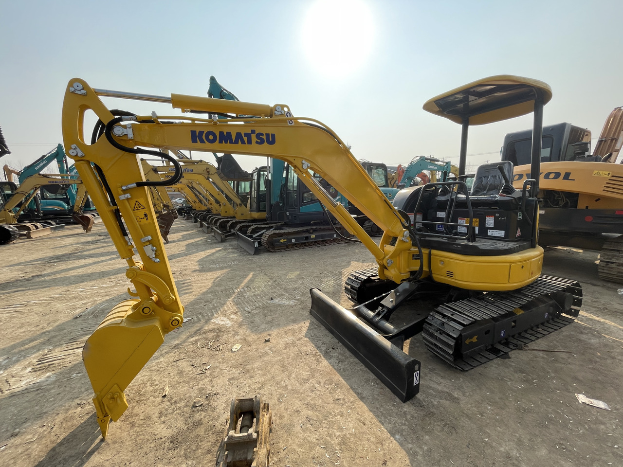 KOMATSU PC 35 MR-3 - Mini pelle: photos 2 KOMATSU PC 35 MR-3 - Mini pelle: photos 2