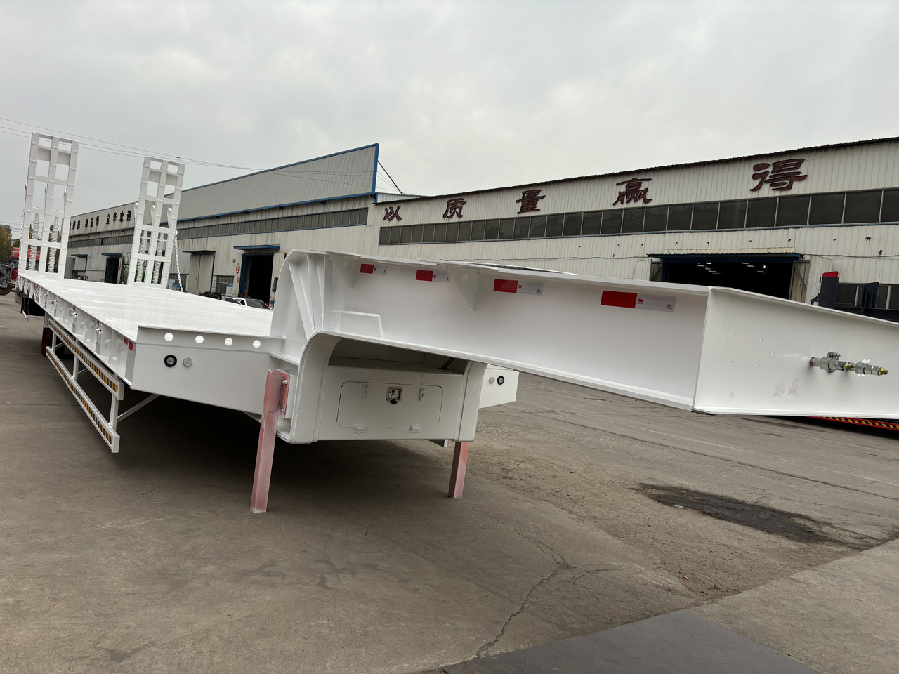 - Semi-remorque surbaissé: photos 1 - Semi-remorque surbaissé: photos 1