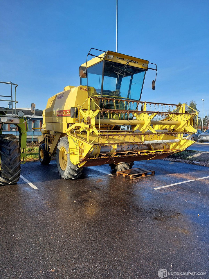 New Holland 8030, 1981 1910h, MTK25, Porvoo - Moissonneuse-batteuse: photos 1 New Holland 8030, 1981 1910h, MTK25, Porvoo - Moissonneuse-batteuse: photos 1