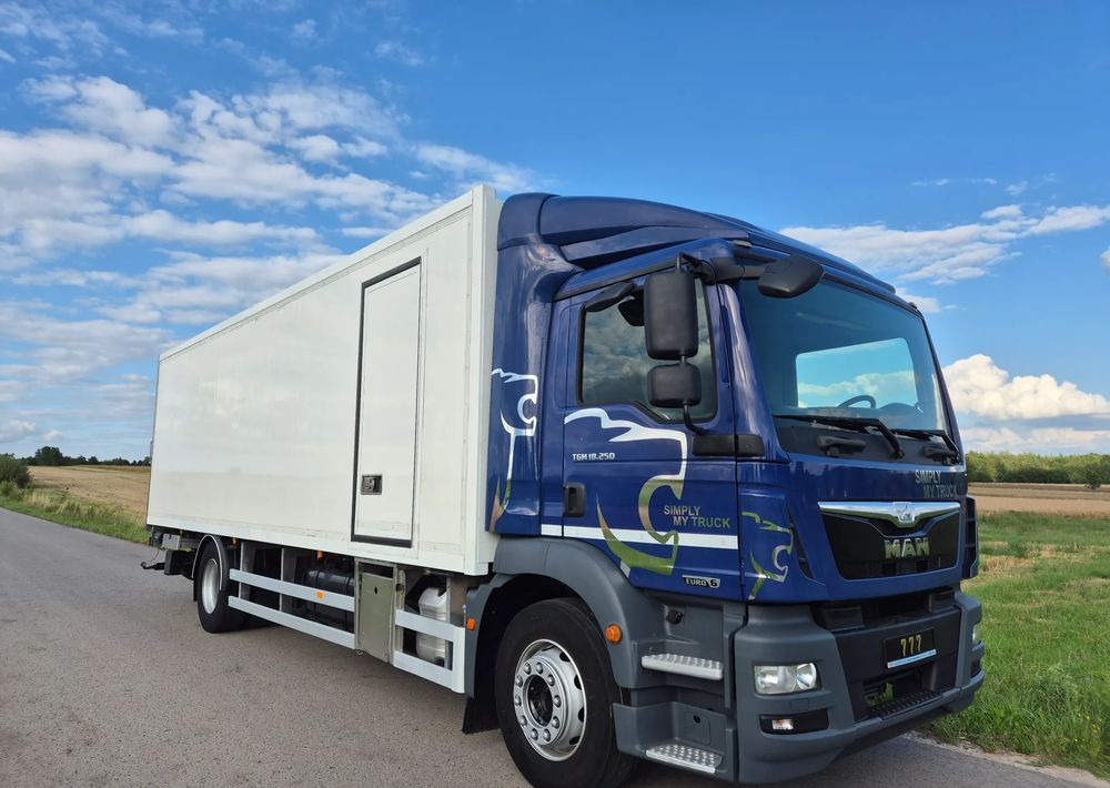 MAN TGM 18.290 18.250 Carrier 1950 D/E z Holandii / TOP STAN / 7.5m / 18 palet / winda + drzwi boczne / OKAZJA - Camion frigorifique: photos 2 MAN TGM 18.290 18.250 Carrier 1950 D/E z Holandii / TOP STAN / 7.5m / 18 palet / winda + drzwi boczne / OKAZJA - Camion frigorifique: photos 2