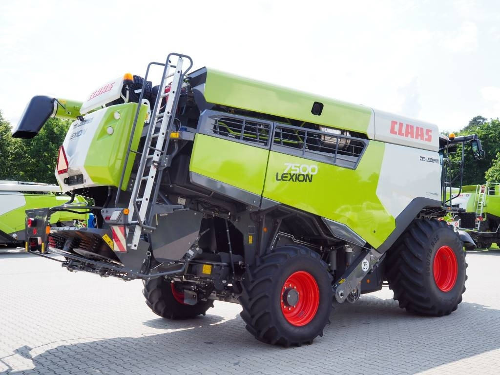 Claas Lexion 7500 + V930 - Moissonneuse-batteuse: photos 3 Claas Lexion 7500 + V930 - Moissonneuse-batteuse: photos 3