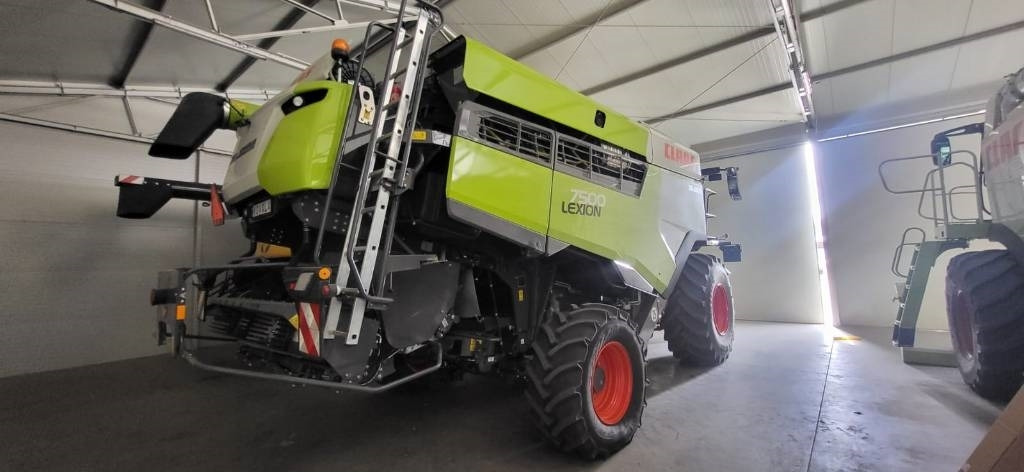 Claas Lexion 7500 + V930 - Moissonneuse-batteuse: photos 4 Claas Lexion 7500 + V930 - Moissonneuse-batteuse: photos 4