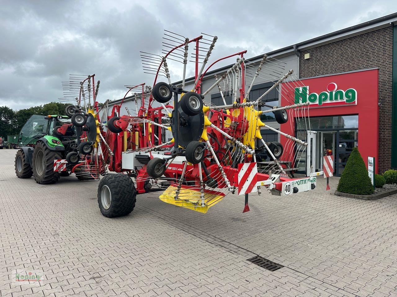 Pöttinger TOP 1252 C - Faneuse: photos 1 Pöttinger TOP 1252 C - Faneuse: photos 1