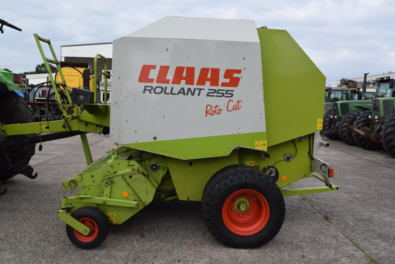 CLAAS Rollant 255 RC - Presse à balles rondes: photos 1 CLAAS Rollant 255 RC - Presse à balles rondes: photos 1