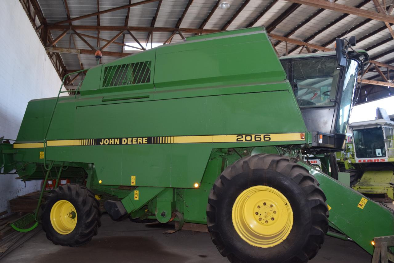 Moissonneuse-batteuse John Deere 2066