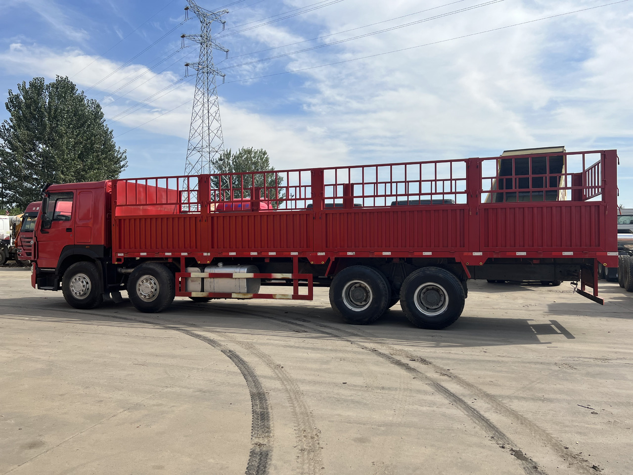 SINOTRUK HOWO 8*4 Fence Truck - Camion: photos 3 SINOTRUK HOWO 8*4 Fence Truck - Camion: photos 3